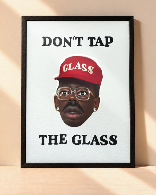 Poster Tyler, The Creator – Don't Tap The Glass encadré dans un cadre noir, posé contre un mur clair