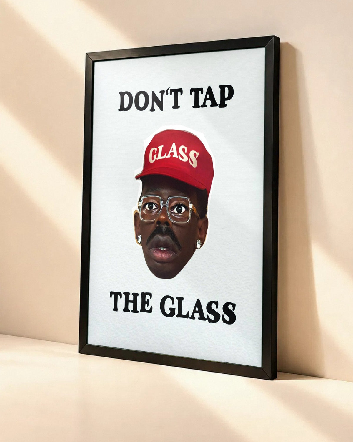 Poster Tyler, The Creator – Don't Tap The Glass dans un cadre noir, vue en angle