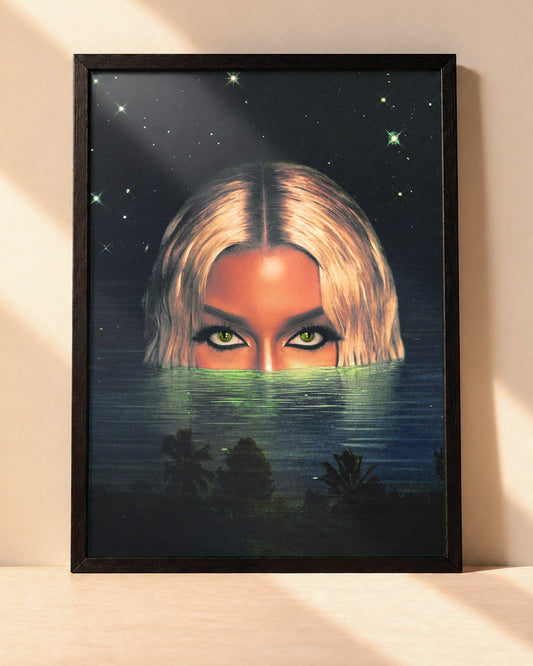 Poster Victoria Monét – Jaguar encadré dans un cadre noir, posé contre un mur clair