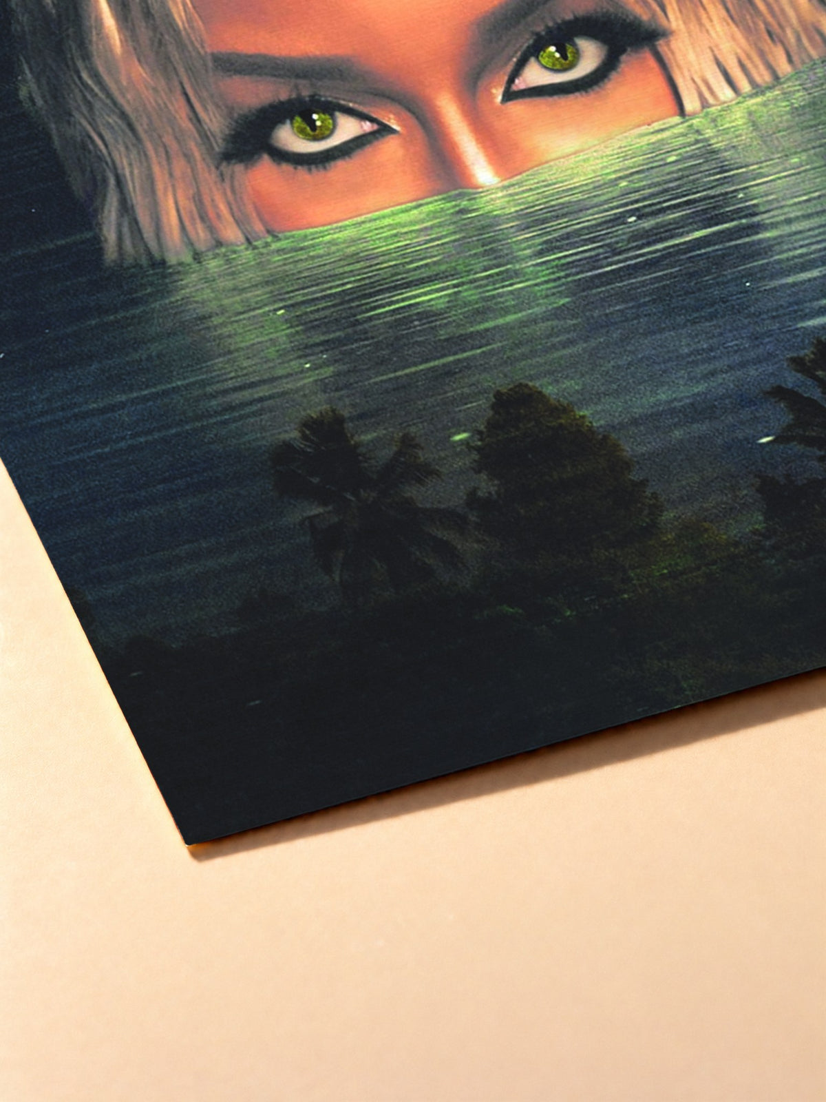 Gros plan sur l'impression du poster Victoria Monét – Jaguar
