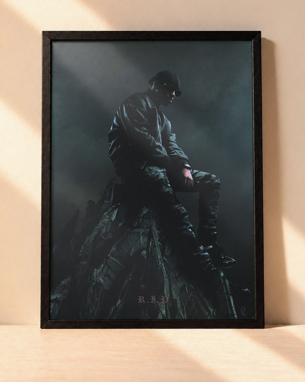 Poster Werenoi – Diamant Noir encadré dans un cadre noir, posé contre un mur clair