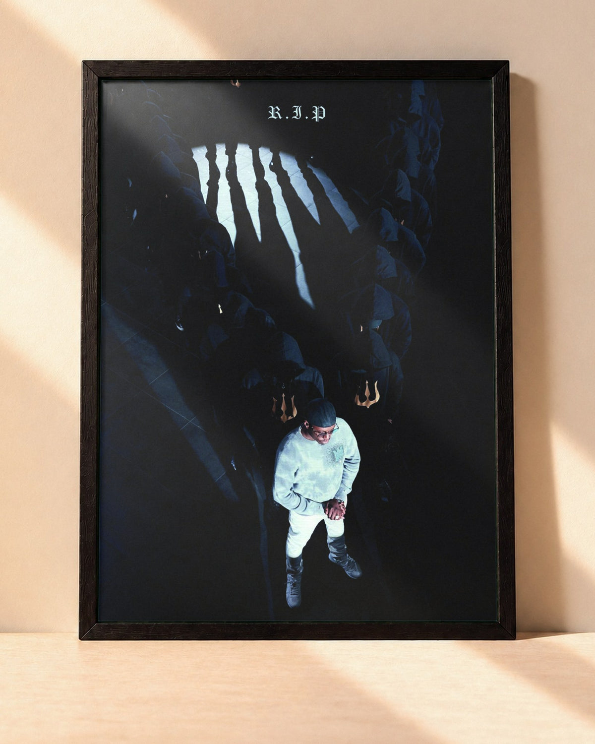 Poster Werenoi – Pyramide encadré dans un cadre noir, posé contre un mur clair