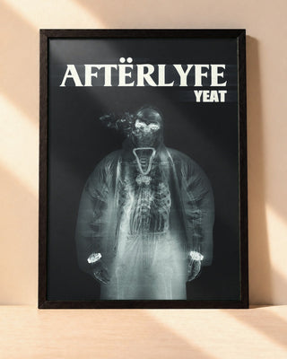 Poster Yeat – Afterlÿfe encadré dans un cadre noir, posé contre un mur clair