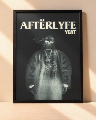 Poster Yeat – Afterlÿfe encadré dans un cadre noir, posé contre un mur clair