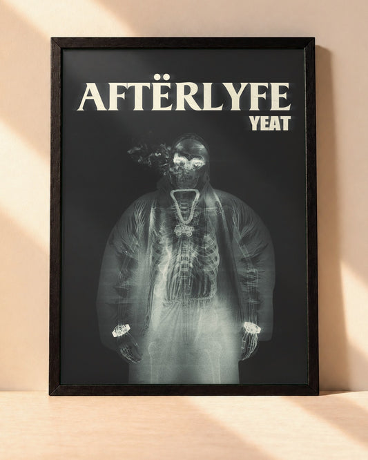 Poster Yeat – Afterlÿfe encadré dans un cadre noir, posé contre un mur clair